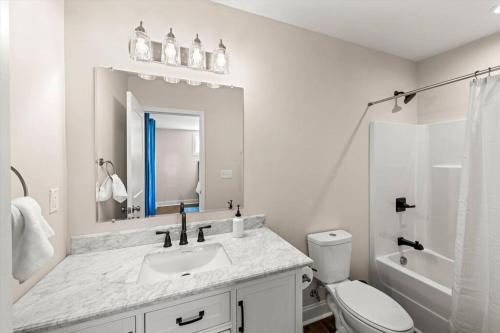 Spacious Freshly Renovated Townhome- Scenic Side thumb 4