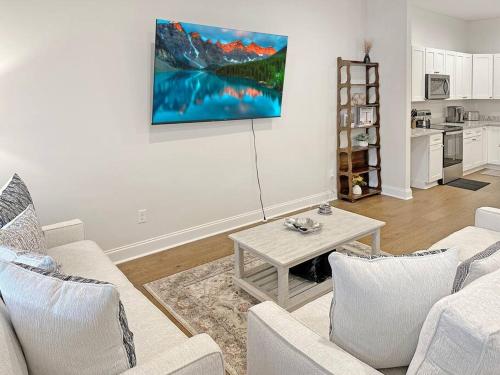 Spacious Freshly Renovated Townhome- Scenic Side