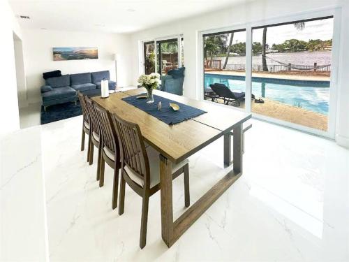 Modern, 4B&3B with Pool and Lake in Pembroke Pines, USA