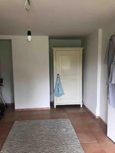 Haus am Fluss und See in 加爾托