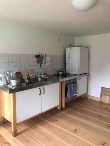 Haus am Fluss und See in 加爾托