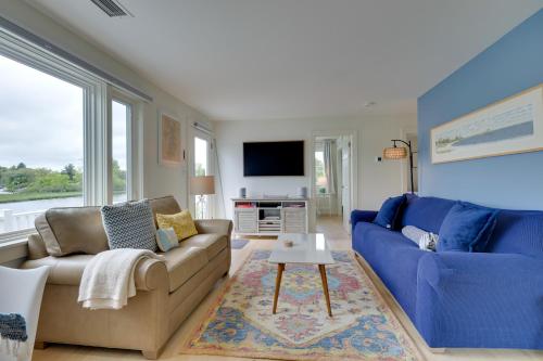 Cozy Narragansett Cottage with Dock and Outdoor Shower in Narragansett, USA