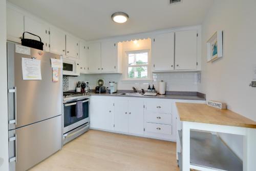 Cozy Narragansett Cottage with Dock and Outdoor Shower in Narragansett, USA