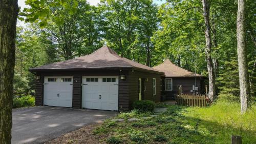Pinecone Cabin in Charlevoix, USA