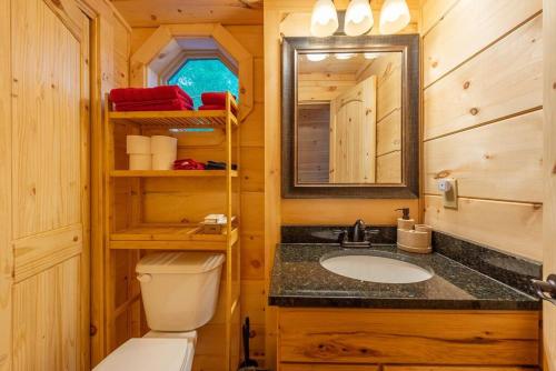Rooster Nest New Spacious Cabin in Fairview, USA