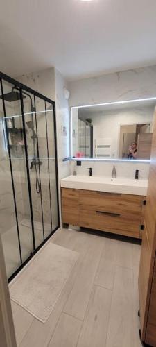 Appart terrasse climatisee 20 min de la Plage in Les Trois-Lucs