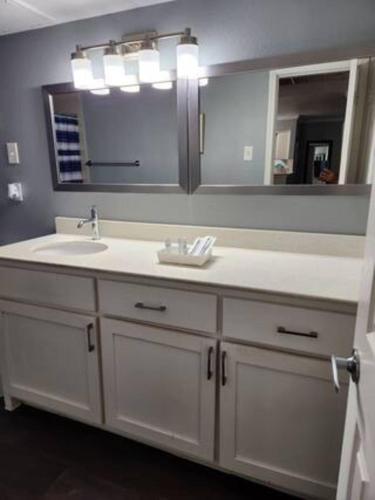 Blue Shark *B501* @ Medical Center 1BR Modern King Apartment with Private Patio in Houston, USA