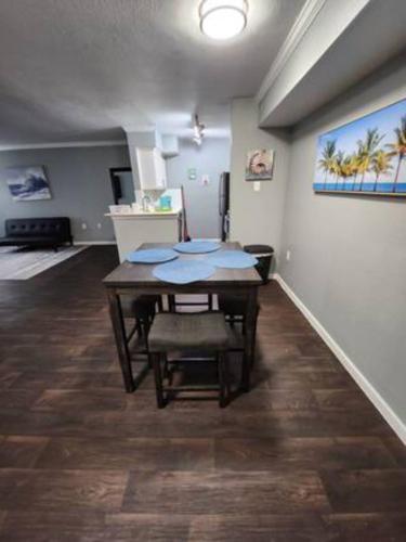 Blue Shark *B501* @ Medical Center 1BR Modern King Apartment with Private Patio in Houston, USA