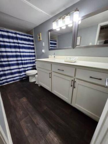 Blue Shark *B501* @ Medical Center 1BR Modern King Apartment with Private Patio in Houston, USA