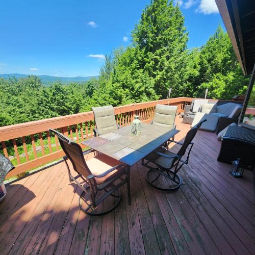 Katskill Chalet Renovated with Endless View in Windham, USA