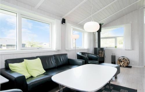 3 Bedroom Cozy Home In Hadsund in Hadsund