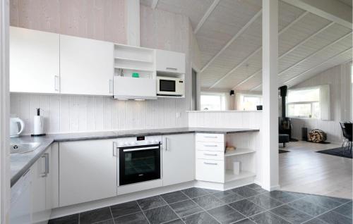 cuina, 3 Bedroom Cozy Home In Hadsund in Hadsund