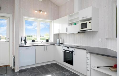 cuina, 3 Bedroom Cozy Home In Hadsund in Hadsund