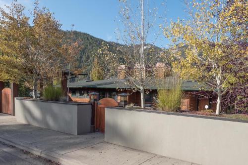 Westridge Unit West Ketchum walk to lifts - image 11