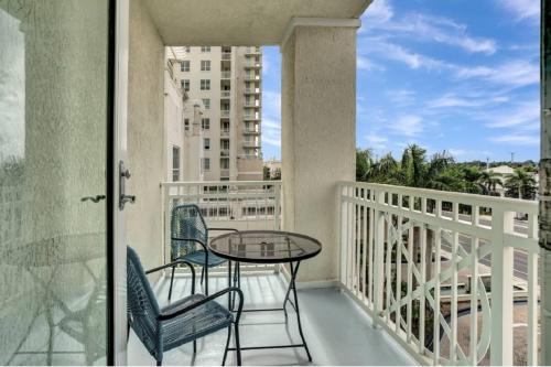 Casa Costa 406N 1 Bedroom, Pools, Jacuzzi, Beach, Shops & Dog Friendly in Boynton Beach, USA