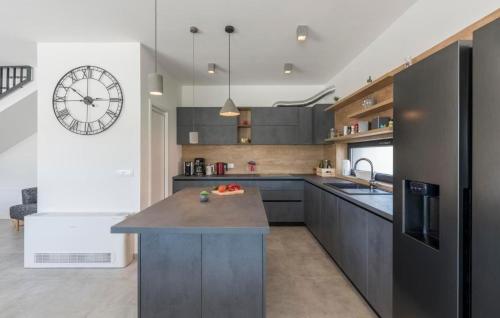 Luxusvilla "Bianca" nur 2 km vom Meer mit offener Terrasse, Pool, Sauna in Buzinija