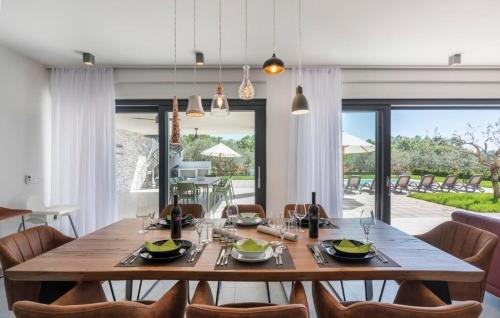 Luxusvilla "Bianca" nur 2 km vom Meer mit offener Terrasse, Pool, Sauna in Buzinija