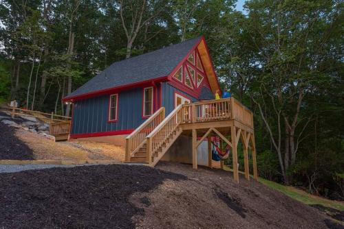A Modern Cozy 2BDR Roosters Den Cabin in Fairview, USA
