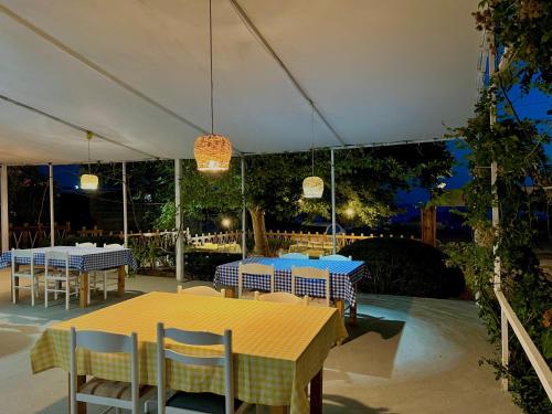 Restorāns, Garden Villa Naza in Piqeras