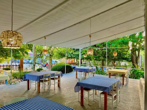 Restorāns, Garden Villa Naza in Piqeras