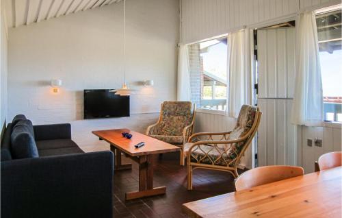2 Bedroom Nice Apartment In Allinge in Slotslyngvej