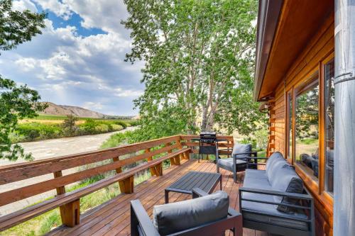 . Dubois Riverfront Lodge w/ On-Site Fishing & Views