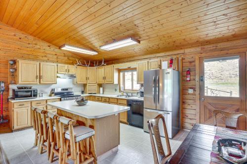 Dubois Riverfront Lodge with On-Site Fishing and Views in Dubois (WY)