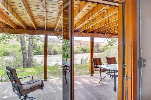 Dubois Riverfront Lodge with On-Site Fishing and Views in Dubois (WY)