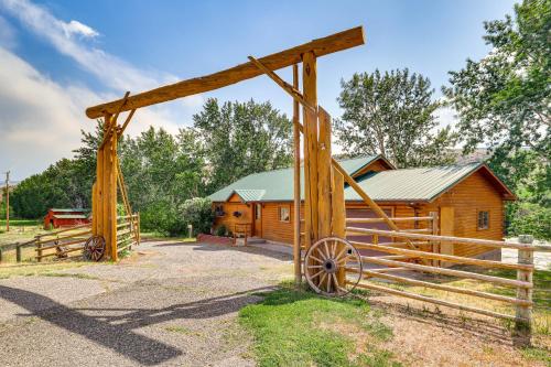 Dubois Riverfront Lodge with On-Site Fishing and Views in Dubois (WY)
