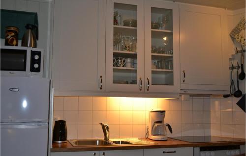 Cozy Apartment In Norheimsund With Wifi