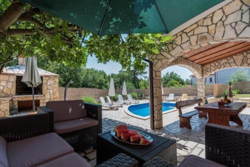Villa Fortuna Für Bis Zu 9 Personen Und Mit Beheiztem Aussenpool (Villa Fortuna Fur Bis Zu 9 Personen Und Mit Beheiztem Aussenpool) in Vinez