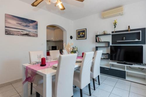 Villa Fortuna Für Bis Zu 9 Personen Und Mit Beheiztem Aussenpool (Villa Fortuna Fur Bis Zu 9 Personen Und Mit Beheiztem Aussenpool) in Vinez