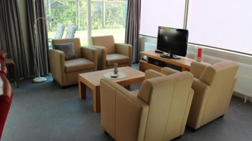 Nettes Ferienhaus in Stavenisse mit Terrasse und Grill in Stavenisse