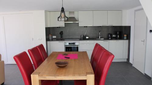 Nettes Ferienhaus in Stavenisse mit Terrasse und Grill in Stavenisse