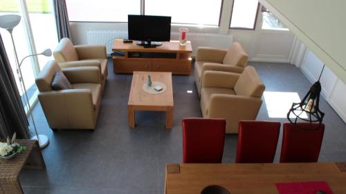 Nettes Ferienhaus in Stavenisse mit Terrasse und Grill in Stavenisse