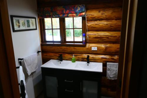Ruapehu Log Lodge in แรติฮิ