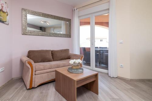 Three-Bedroom Apartment with Terrace room in Family-friendly apartments with swimming pool Pula - 21314