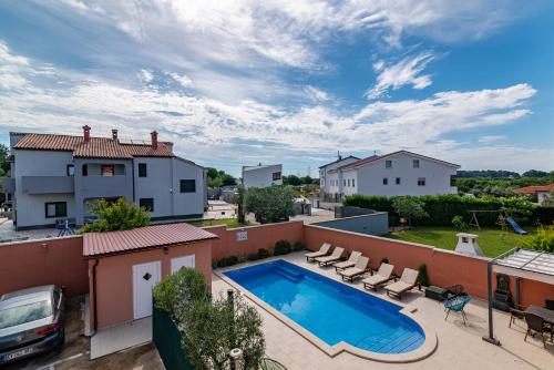 Three-Bedroom Apartment with Terrace image 5