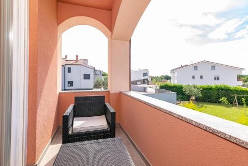 Three-Bedroom Apartment with Terrace image 4