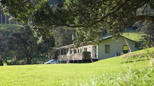 ทัศนียภาพภายนอกโรงแรม, Karaka Bay Lodge in เกาะเกรทแบร์ริเออร์