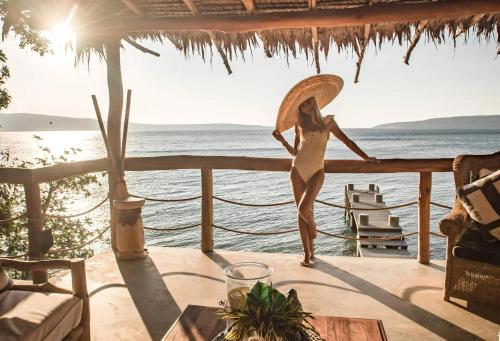 Балкон, Trees and Fishes Private Retreat in Efate