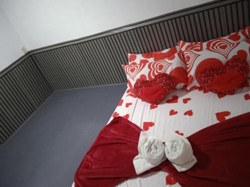 Sarah's Garden BnB & BnB Spa Family room with livingroom in คลาริน