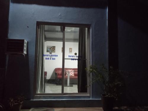 Sarah's Garden BnB & BnB Spa Family room with livingroom in Clarin