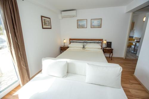 Wohnung in Duće mit Großem Balkon