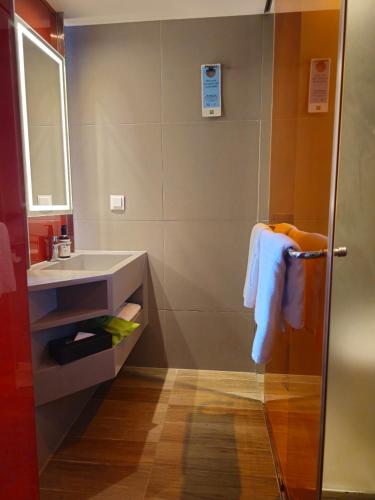 room detail thumbnail 2
