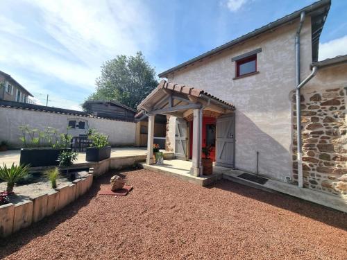 Gîte de charme avec SPA, terrasse, cheminée et cour, idéal pour un séjour zen à Notre-Dame-de-Boisset - FR-1-496-320 gîte à louer Vendranges