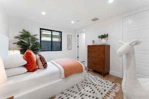 Modern Spacious 3BR Residence, Game room, Parking in Los Angeles, USA