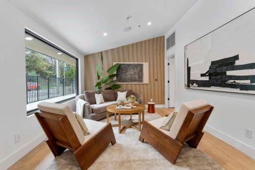 Modern Spacious 3BR Residence, Game room, Parking in Los Angeles, USA