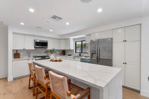 Modern Spacious 3BR Residence, Game room, Parking in Los Angeles, USA