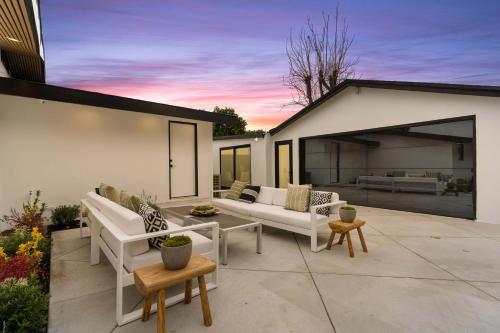 Modern Spacious 3BR Residence, Game room, Parking in Los Angeles, USA